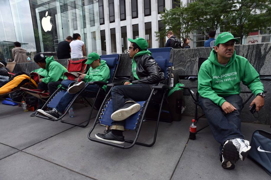 E’ gi febbre da iPhone 6 davanti allo store Apple sulla 5th Avenue a New York (Afp)